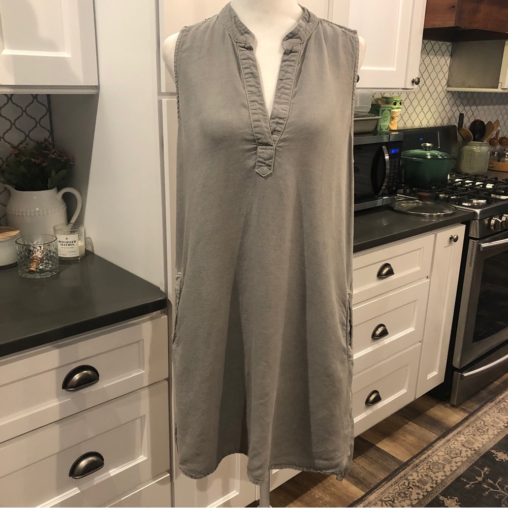 Bella Dahl Sleeveless High-Low Shift Dress in Light Taupe
